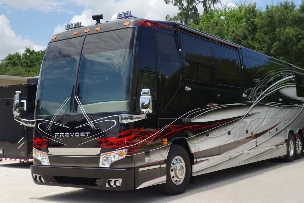 1999 Prevost H3-45 Liberty after a 2016-style front facelift and new paint design by Excalibur Coach