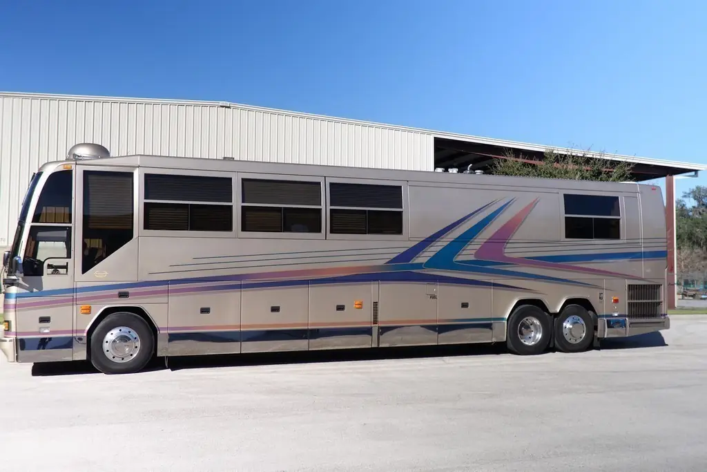 1995 Prevost H3-45 Marathon before its stripe colour change and repaint by Excalibur Coach