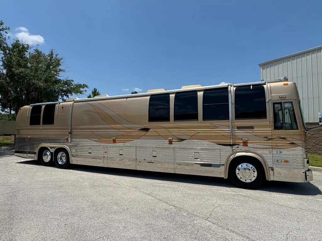Driver-side profile of the 1999 Vogue Prevost XL