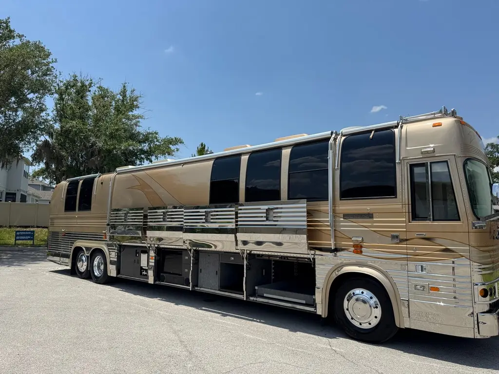 Passenger-side profile of the 1999 Vogue Prevost XL