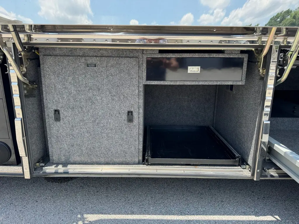 Carpeted utility bay of the 1999 Vogue Prevost XL