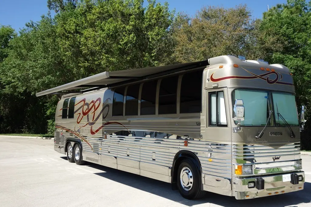 Prevost XL Featherlite fitted with new awnings and fairings by Excalibur Coach