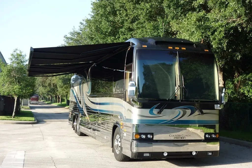 Prevost XL II Country Coach with new Girard awnings, Marathon-style top fairings and headlight upgrade