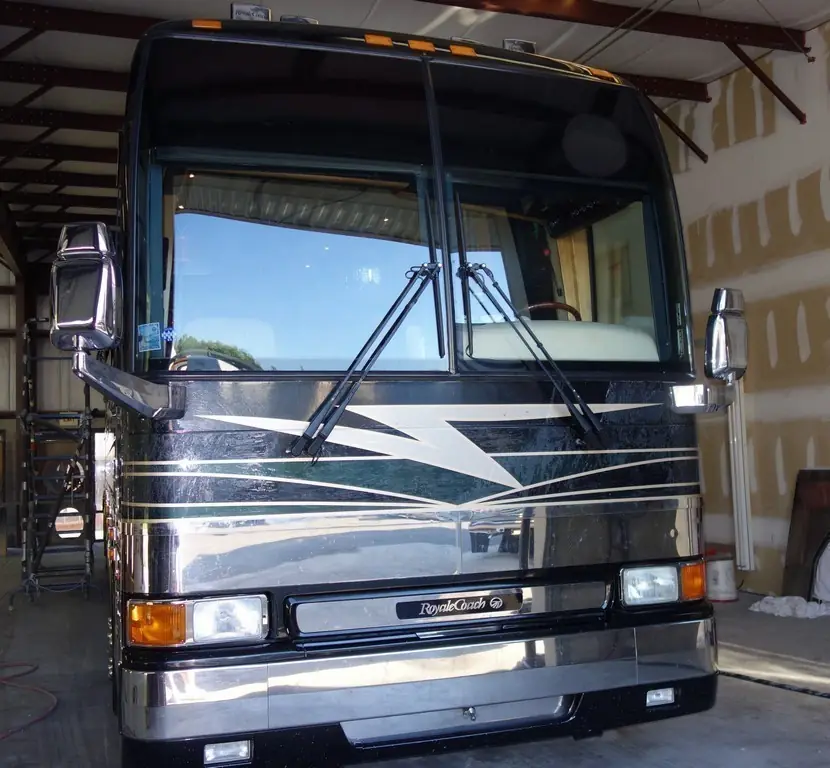 Prevost XL II Royale front end before its Excalibur Coach headlight upgrade